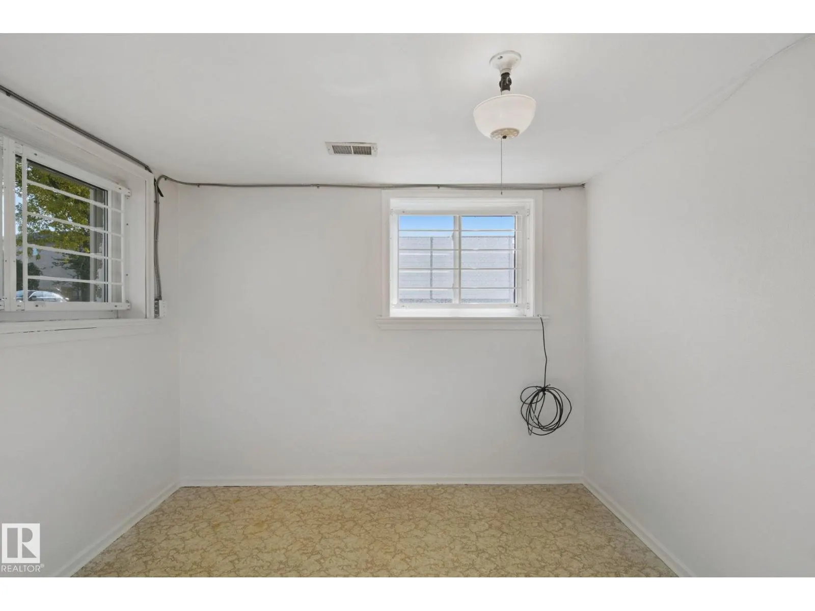 11946 70 ST NW