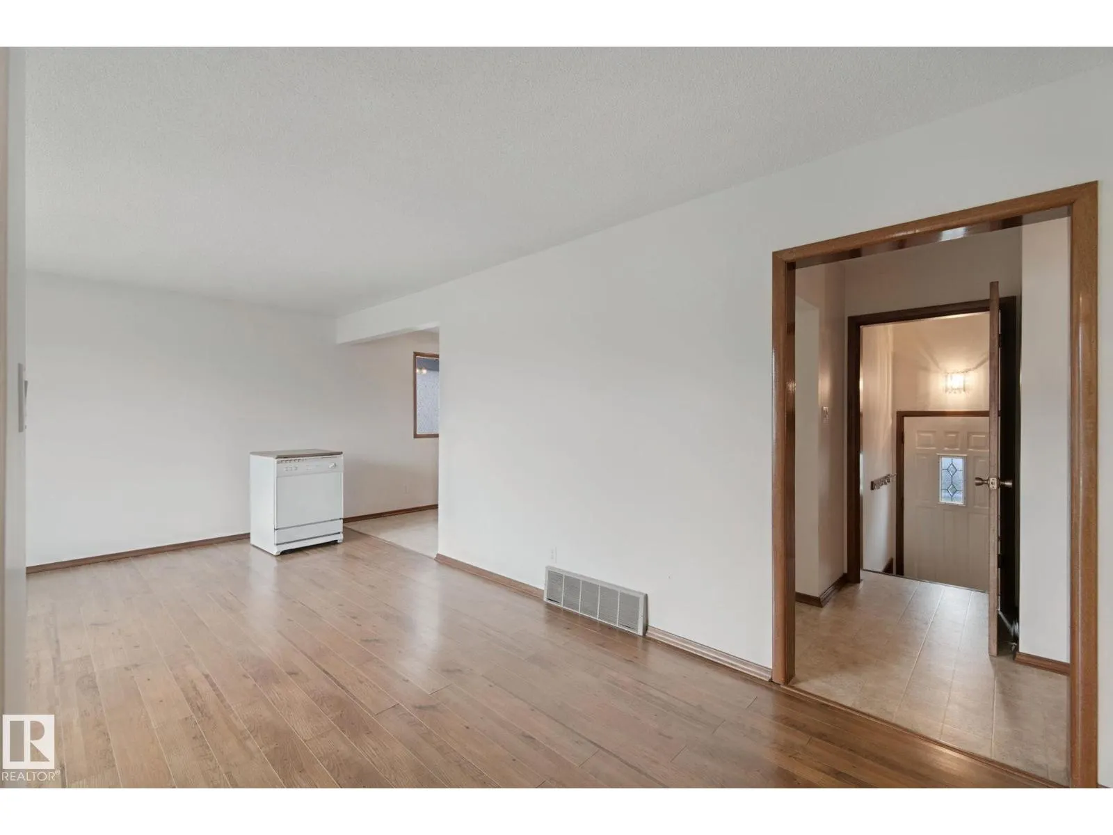 8424 70 ST NW