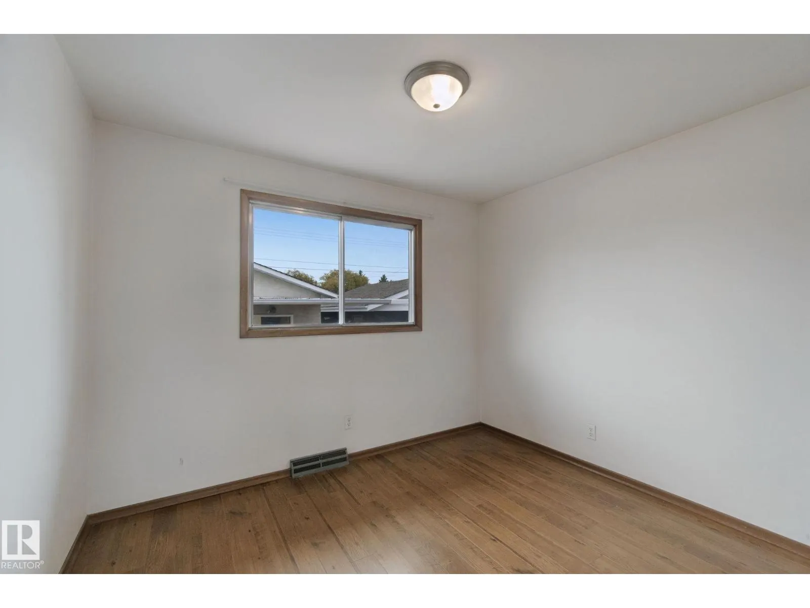 8424 70 ST NW