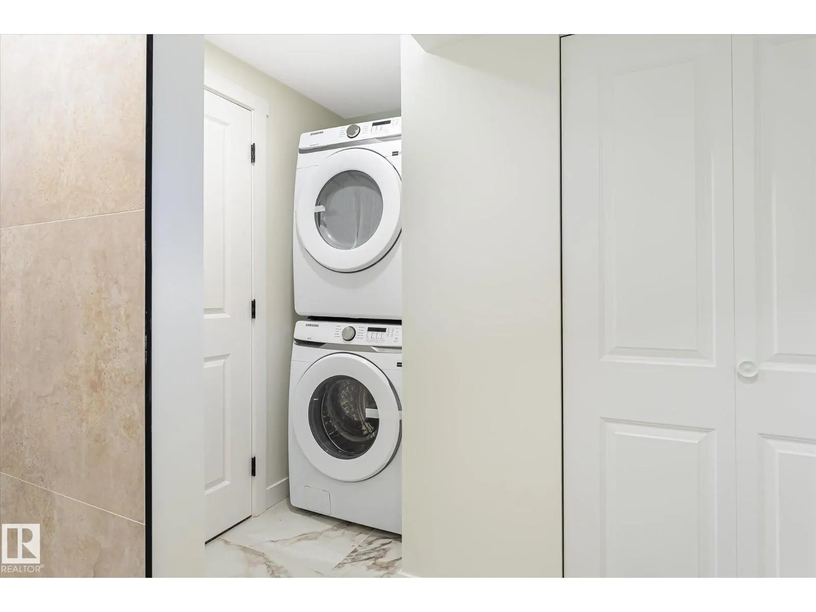 18307 66 AV NW