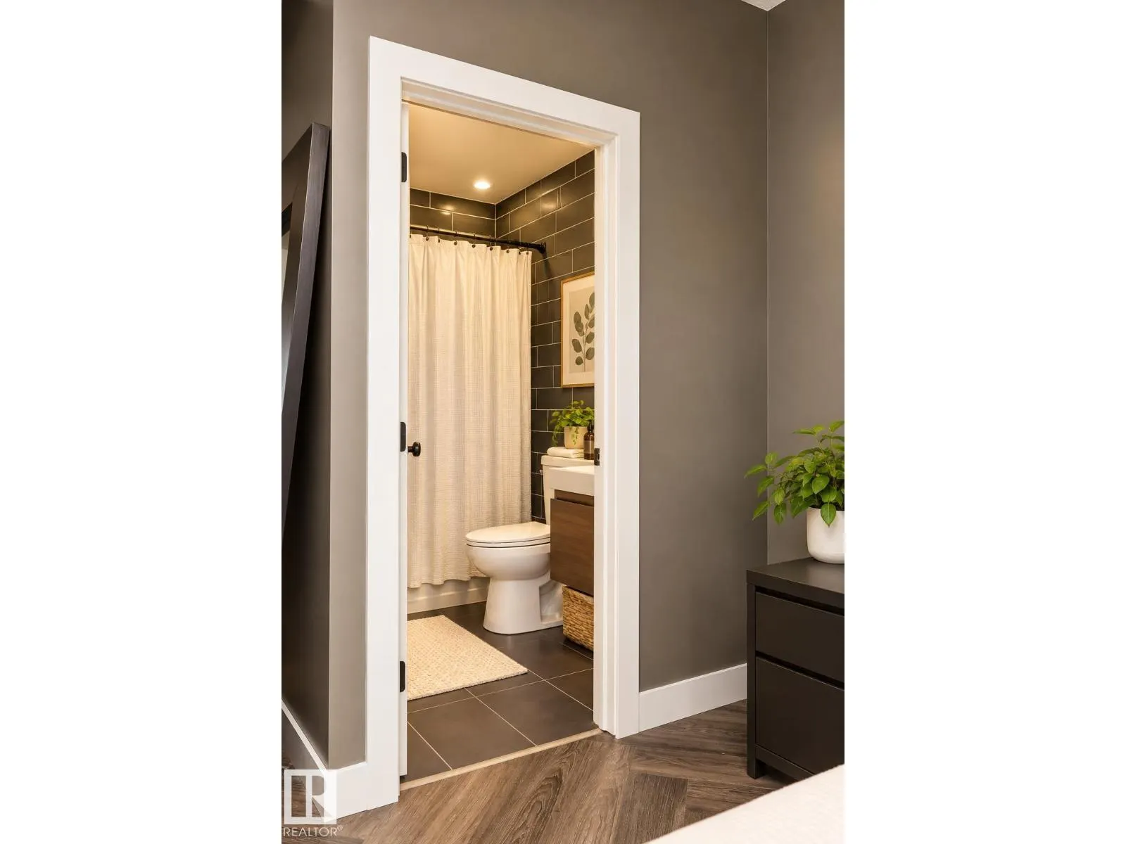#101 8108 109 ST NW