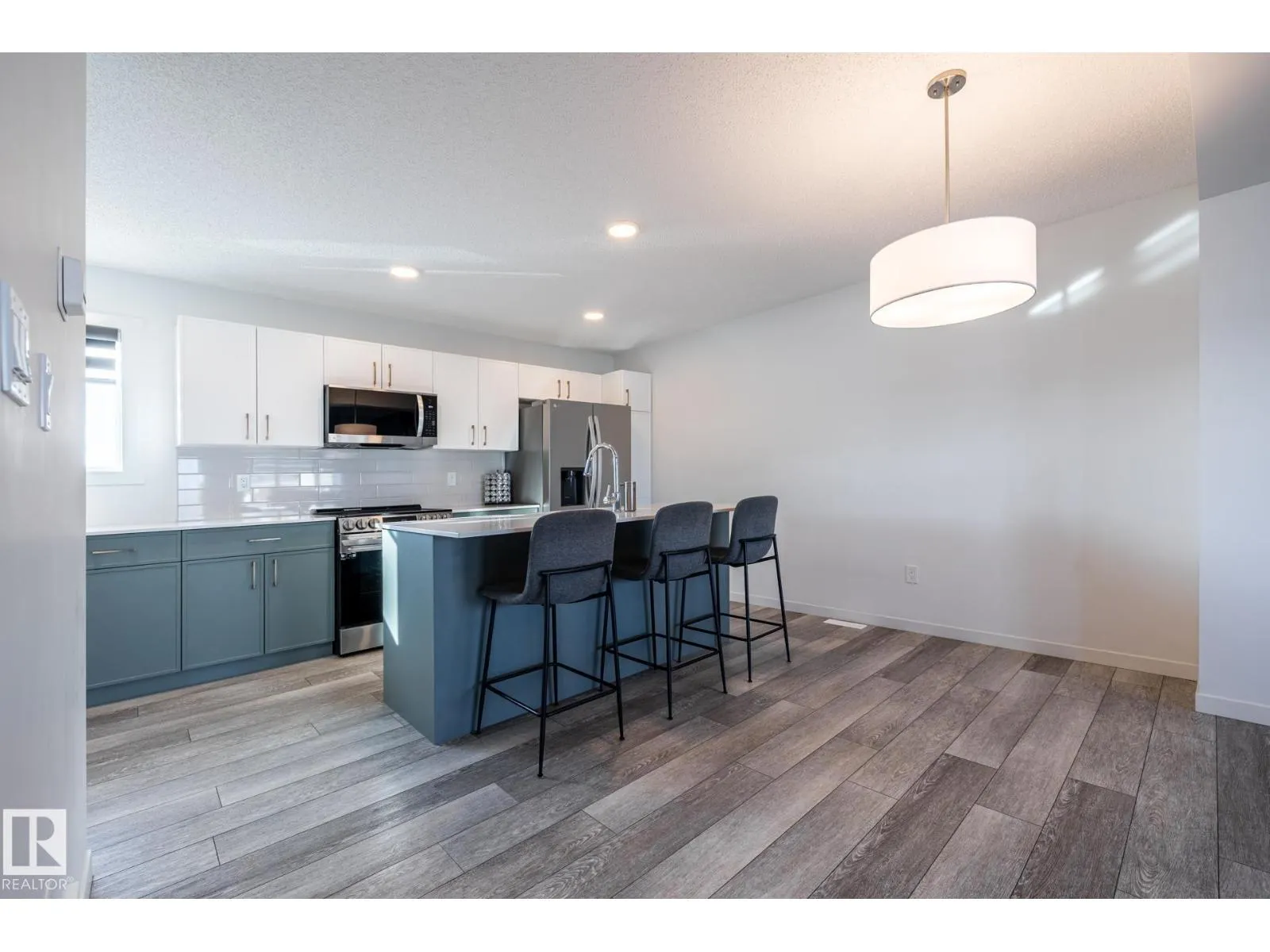 1273 MCLEOD AV