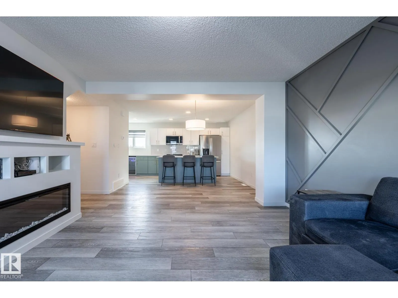 1273 MCLEOD AV
