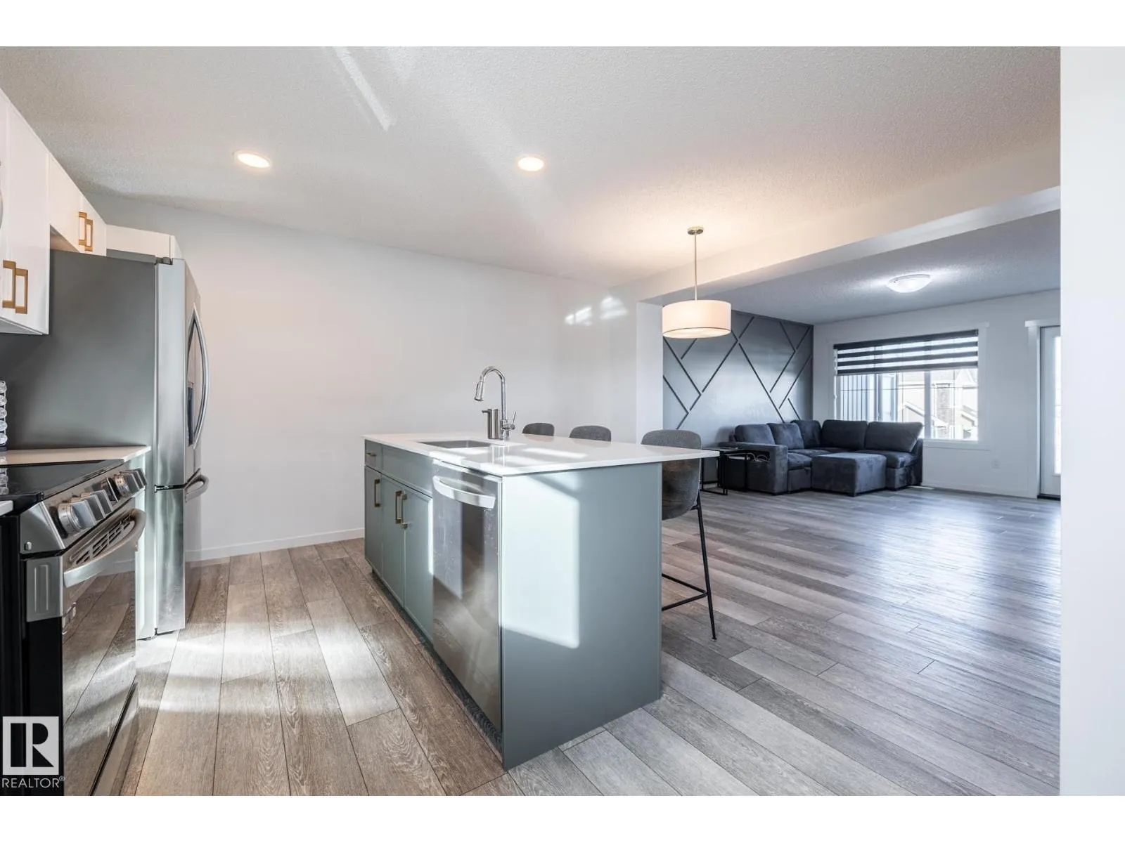 1273 MCLEOD AV