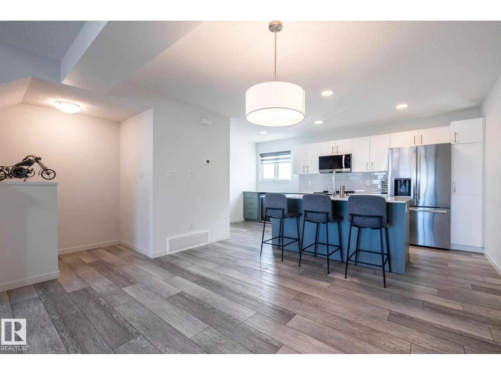 1273 MCLEOD AV