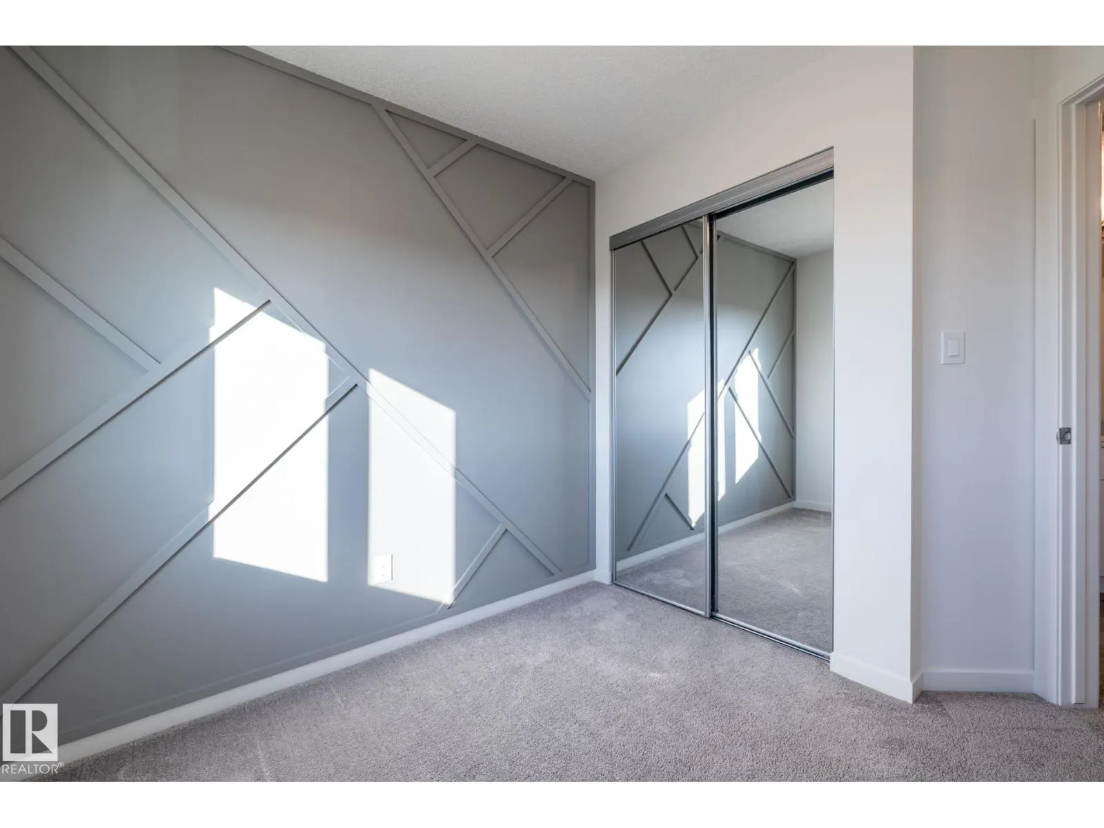 1273 MCLEOD AV