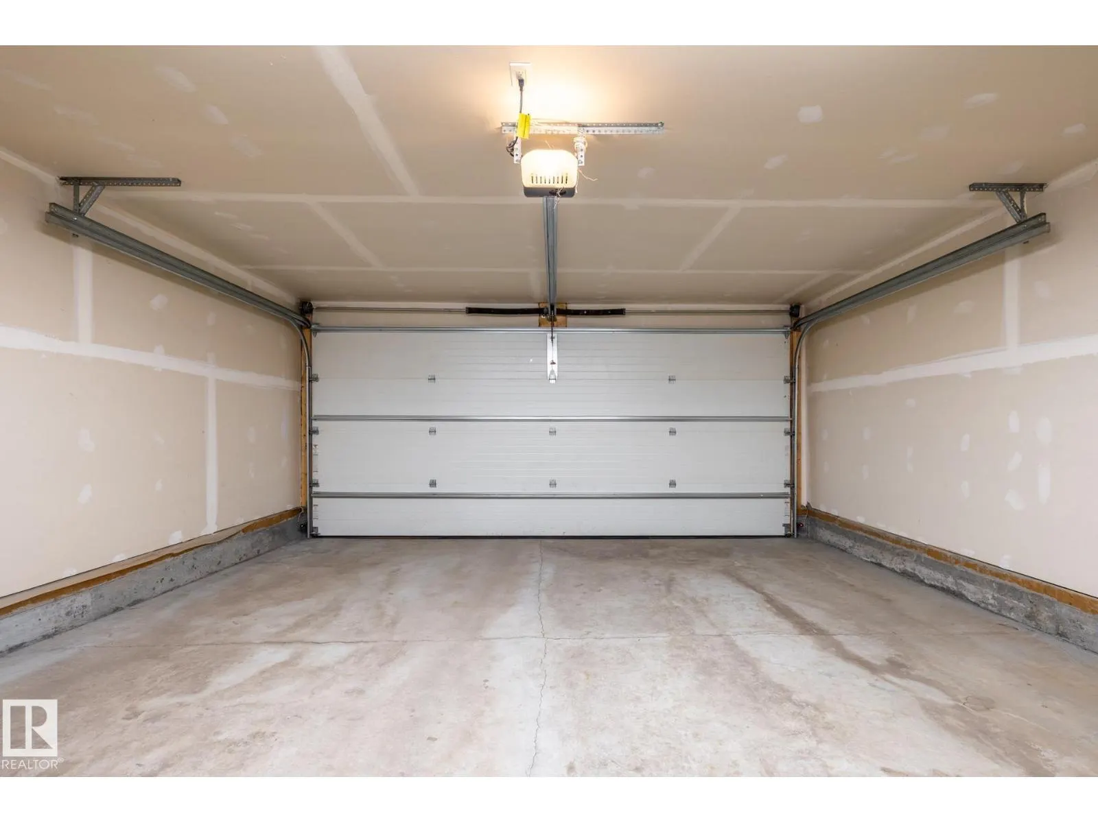 1273 MCLEOD AV