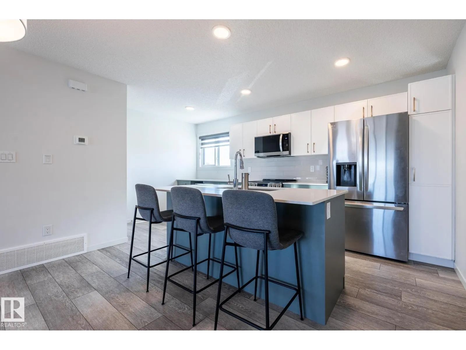 1273 MCLEOD AV
