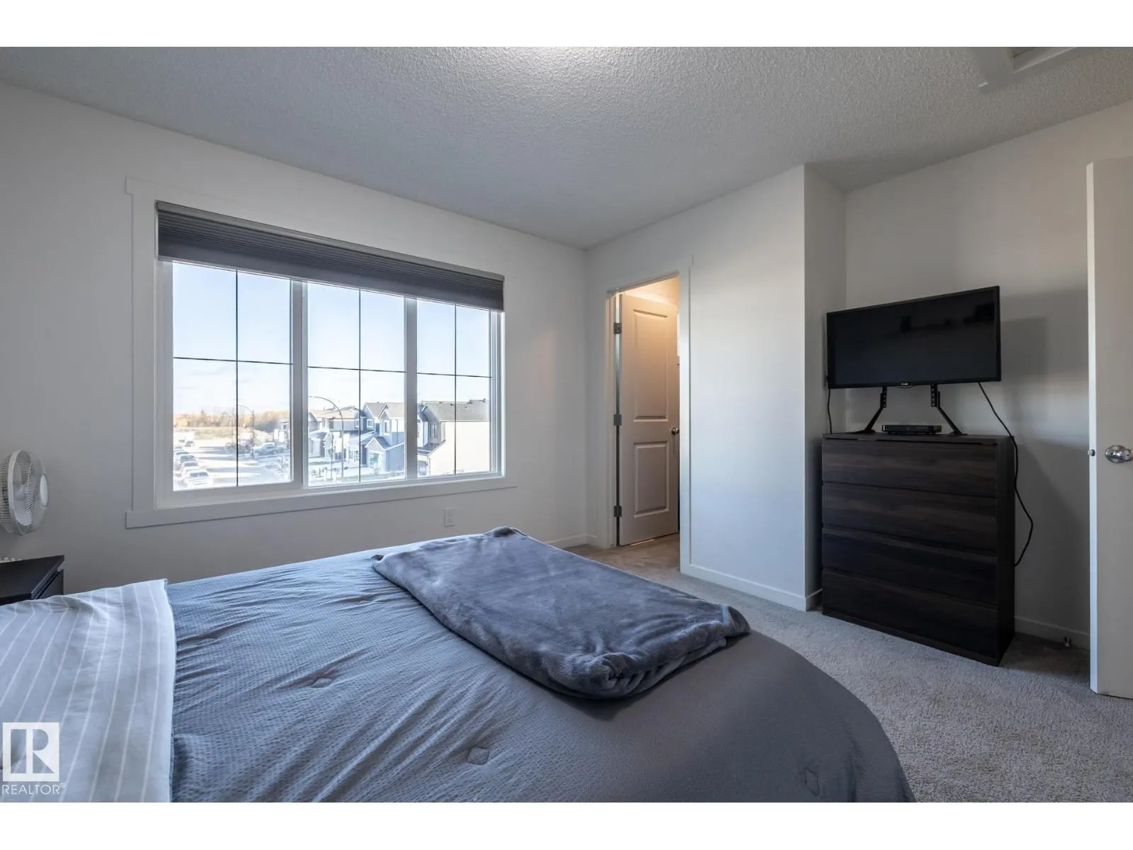 1273 MCLEOD AV