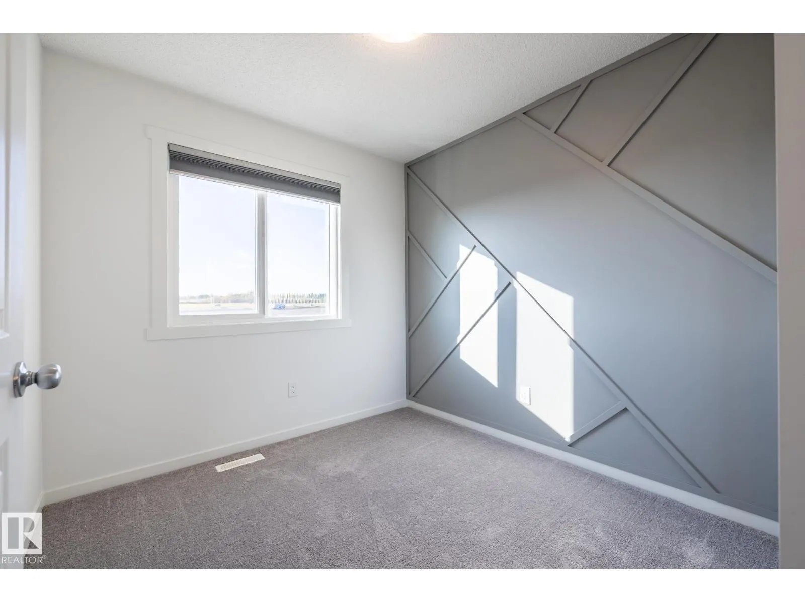 1273 MCLEOD AV