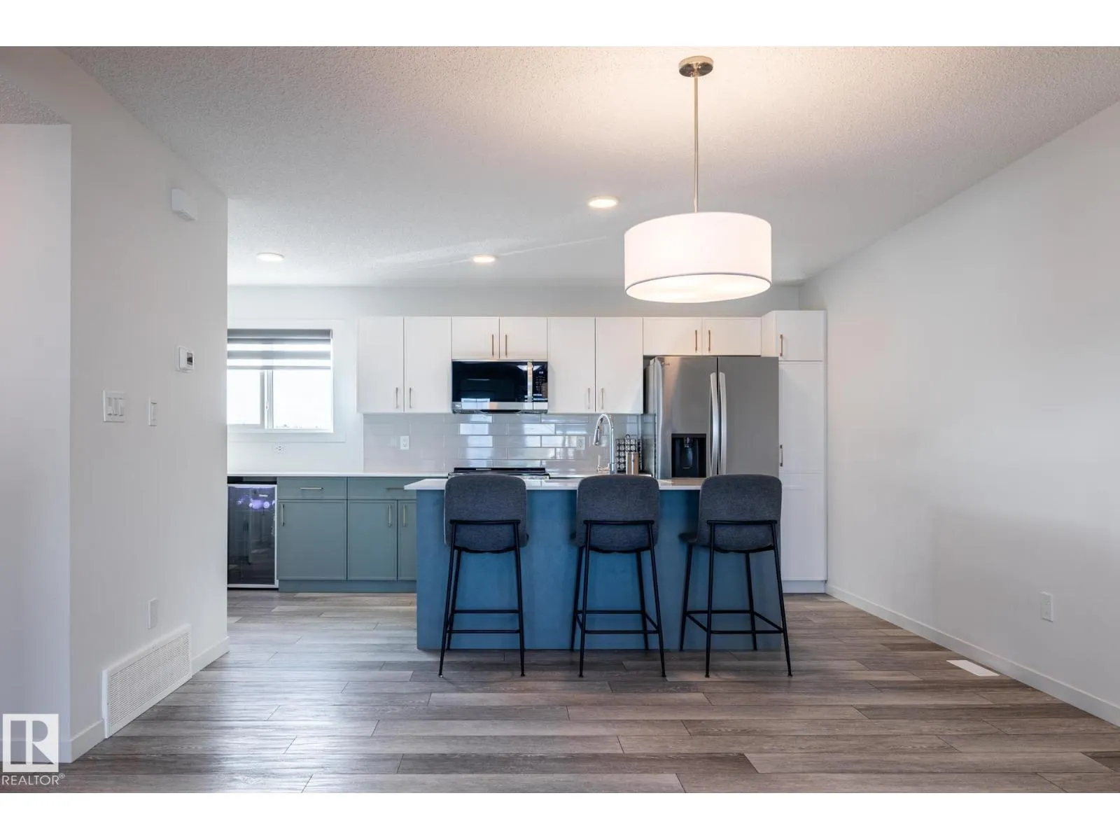 1273 MCLEOD AV
