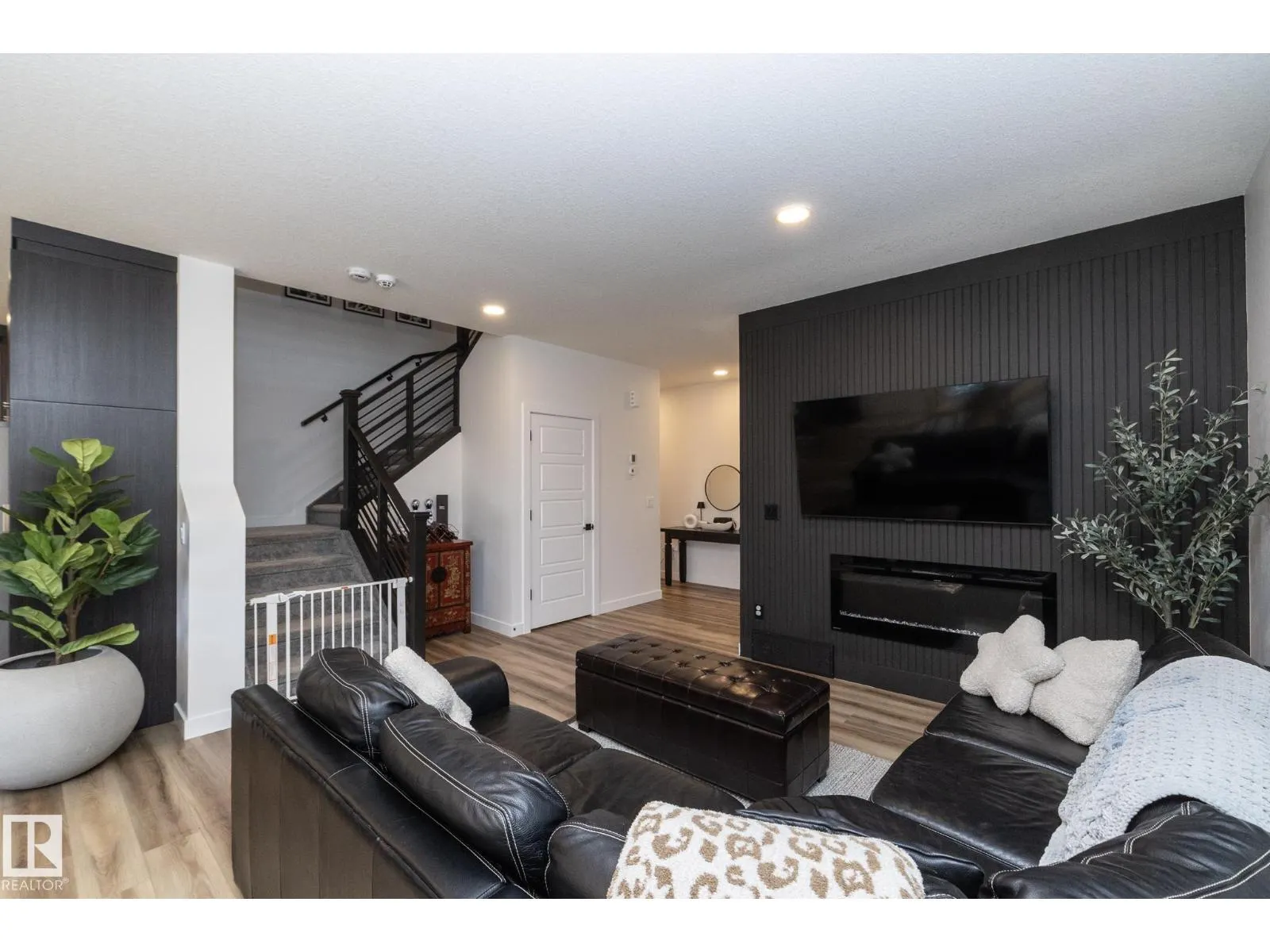 54 KINGSBURY CI
