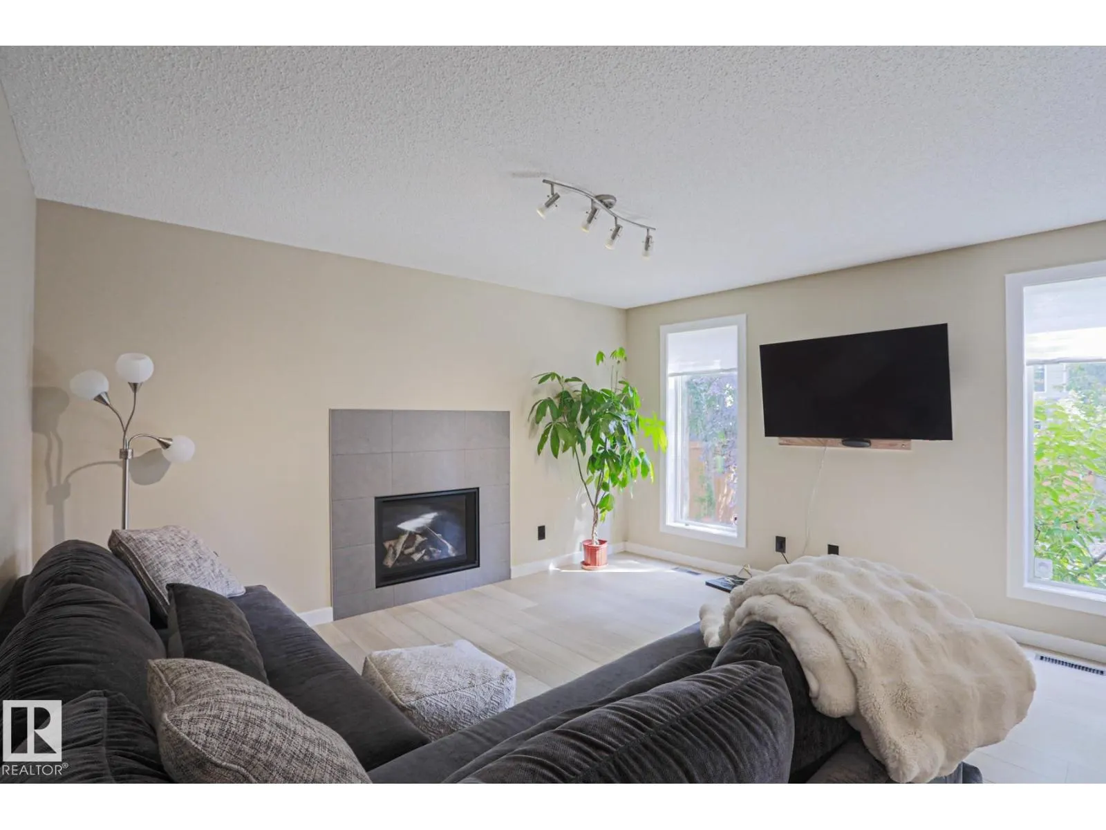 8 Erinwoods PL