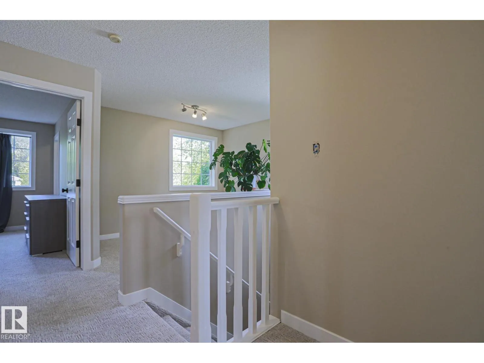 8 Erinwoods PL