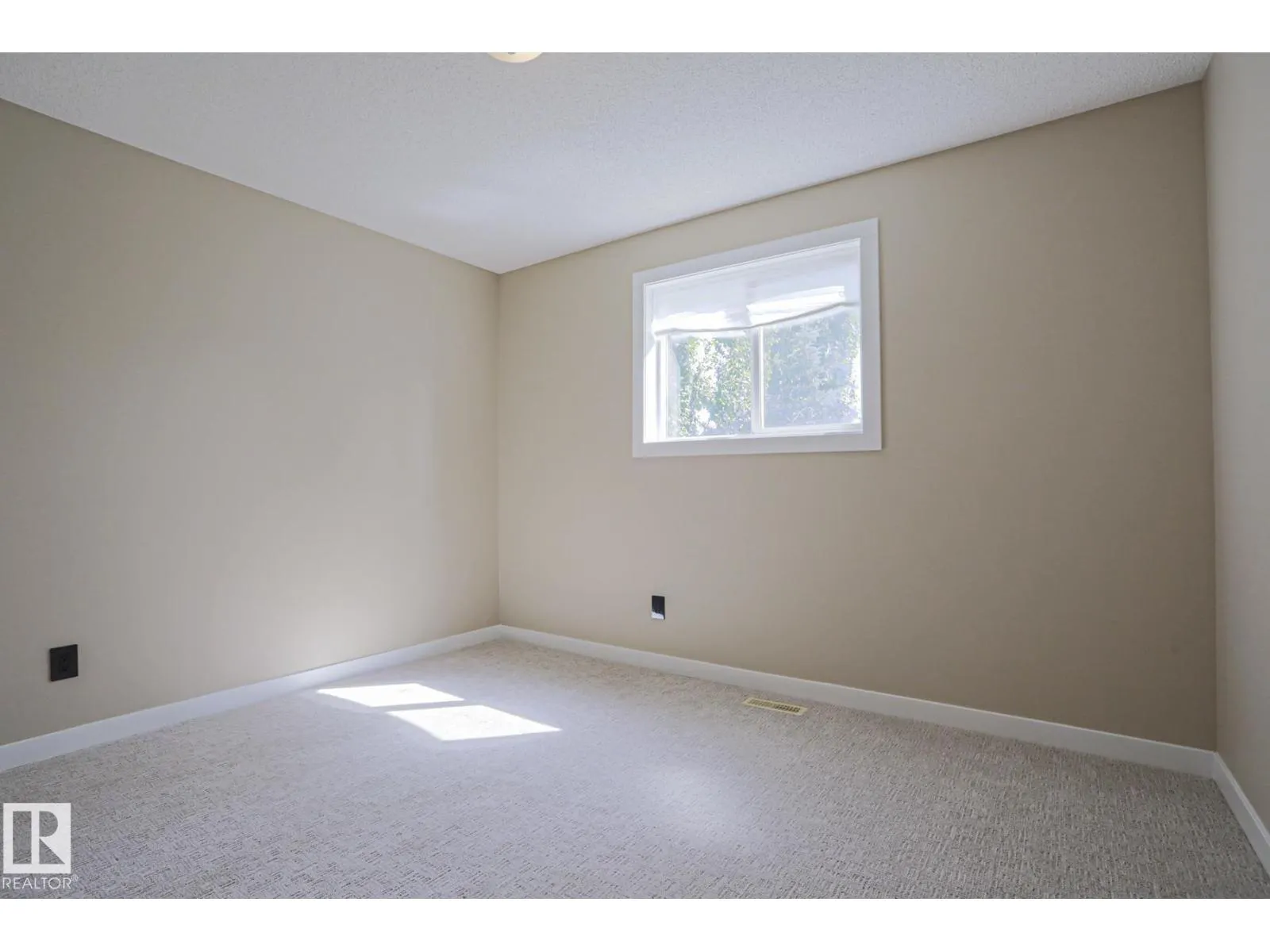 8 Erinwoods PL