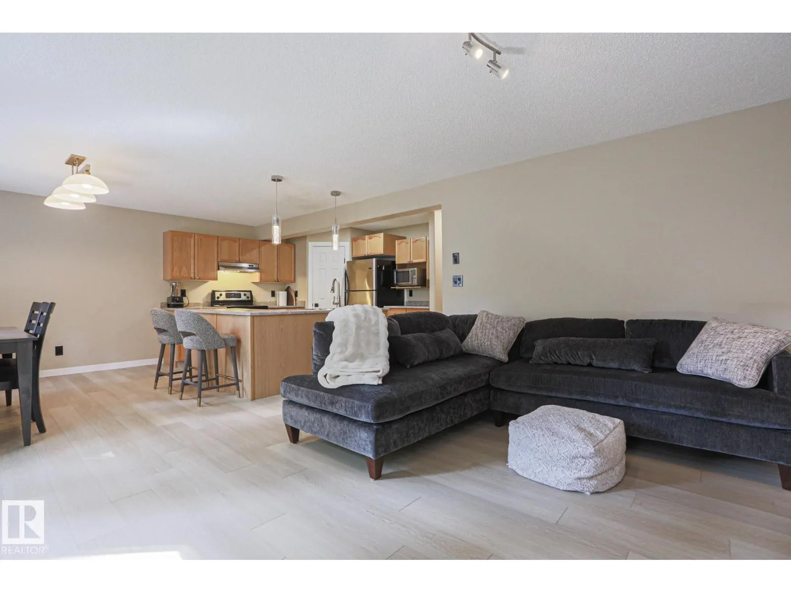 8 Erinwoods PL