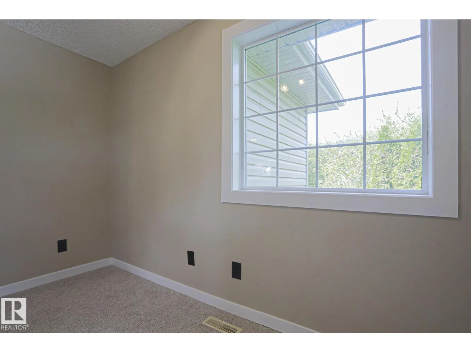 8 Erinwoods PL