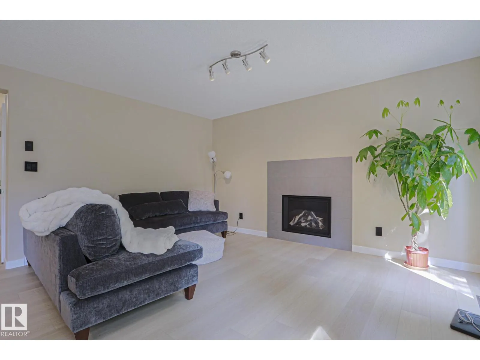 8 Erinwoods PL
