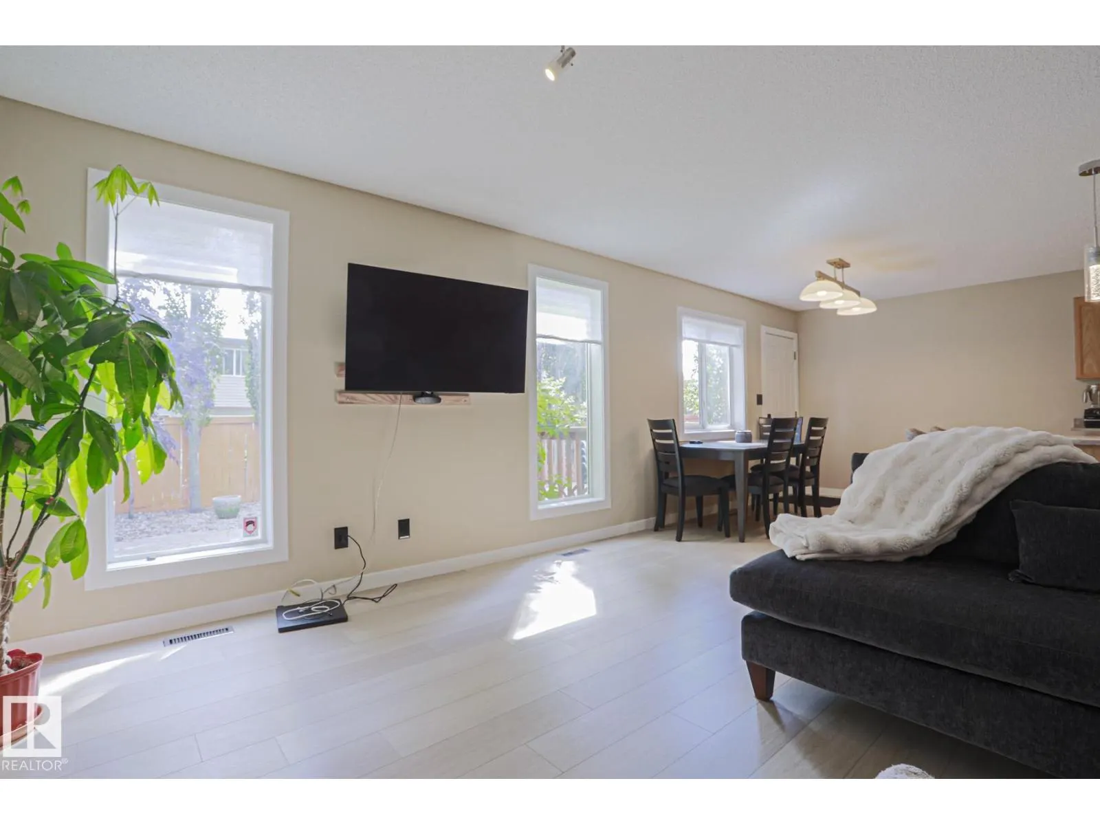 8 Erinwoods PL