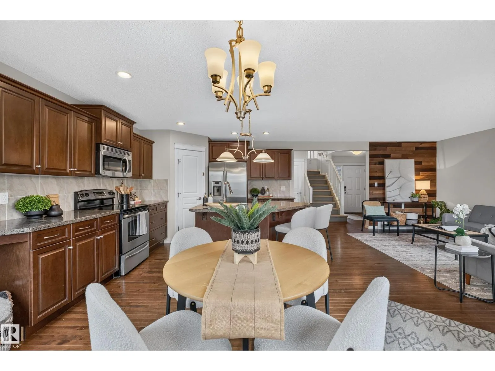 7 BREMNER CR