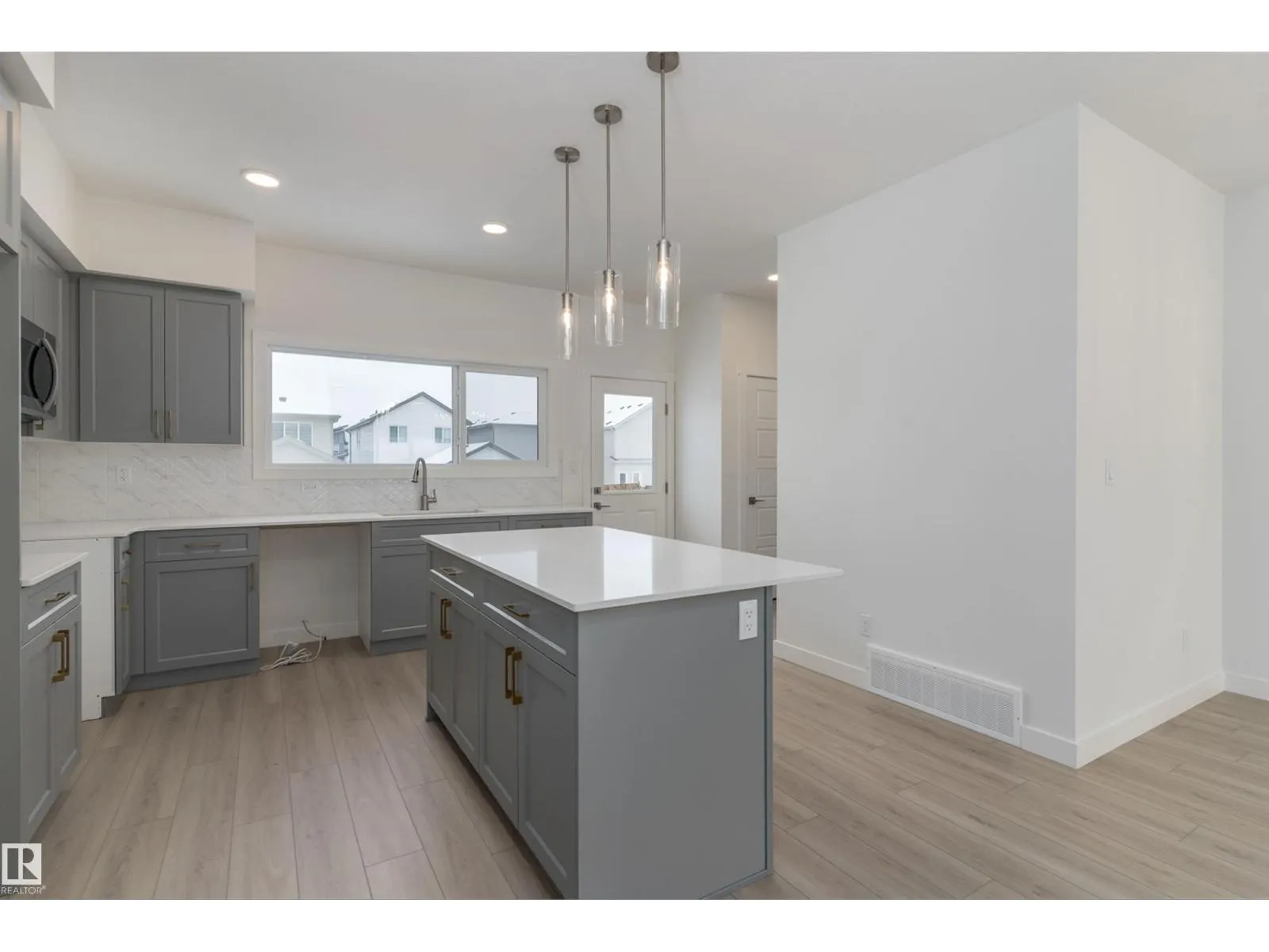 1250 MCLEOD AV