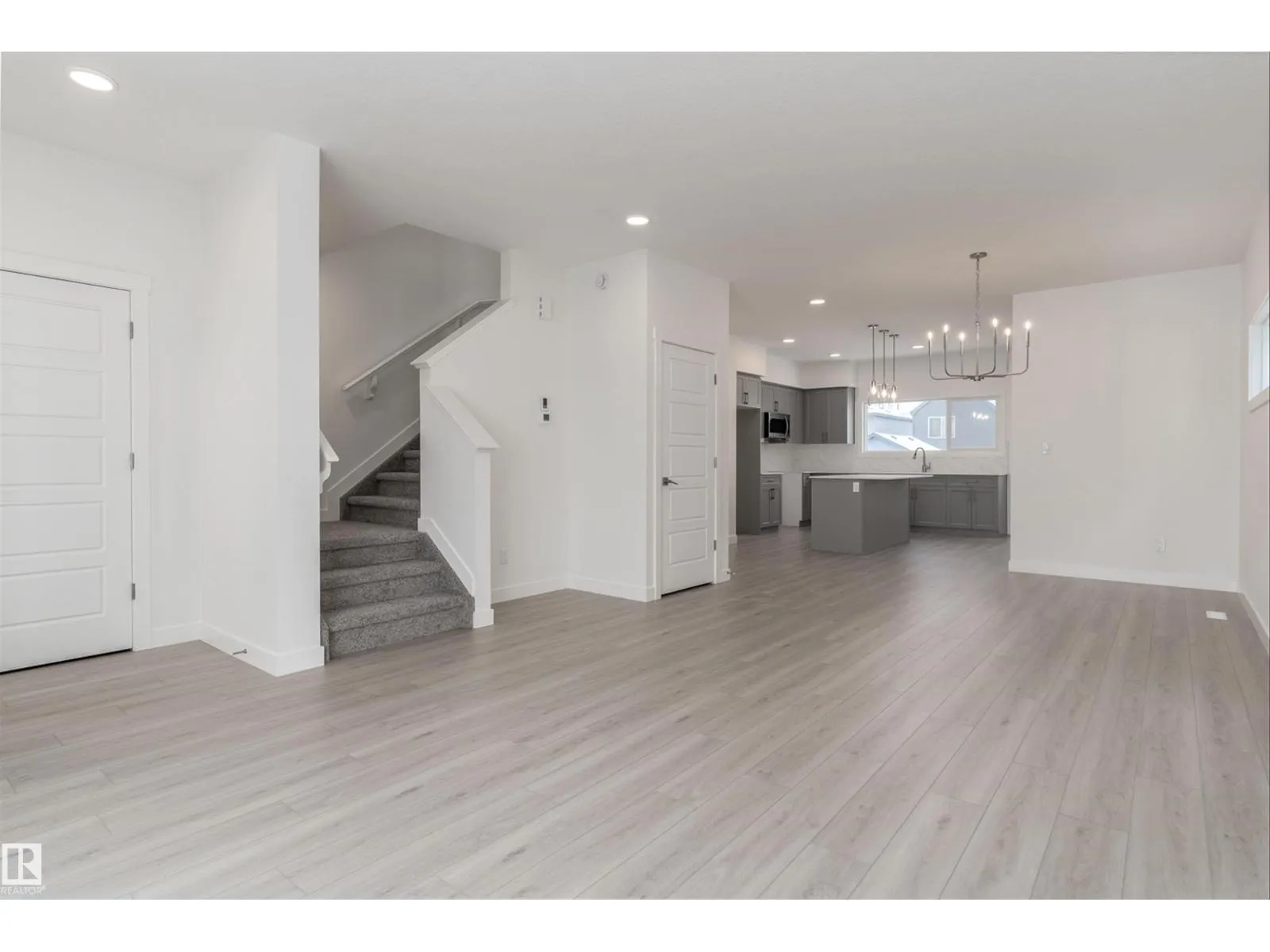 1250 MCLEOD AV