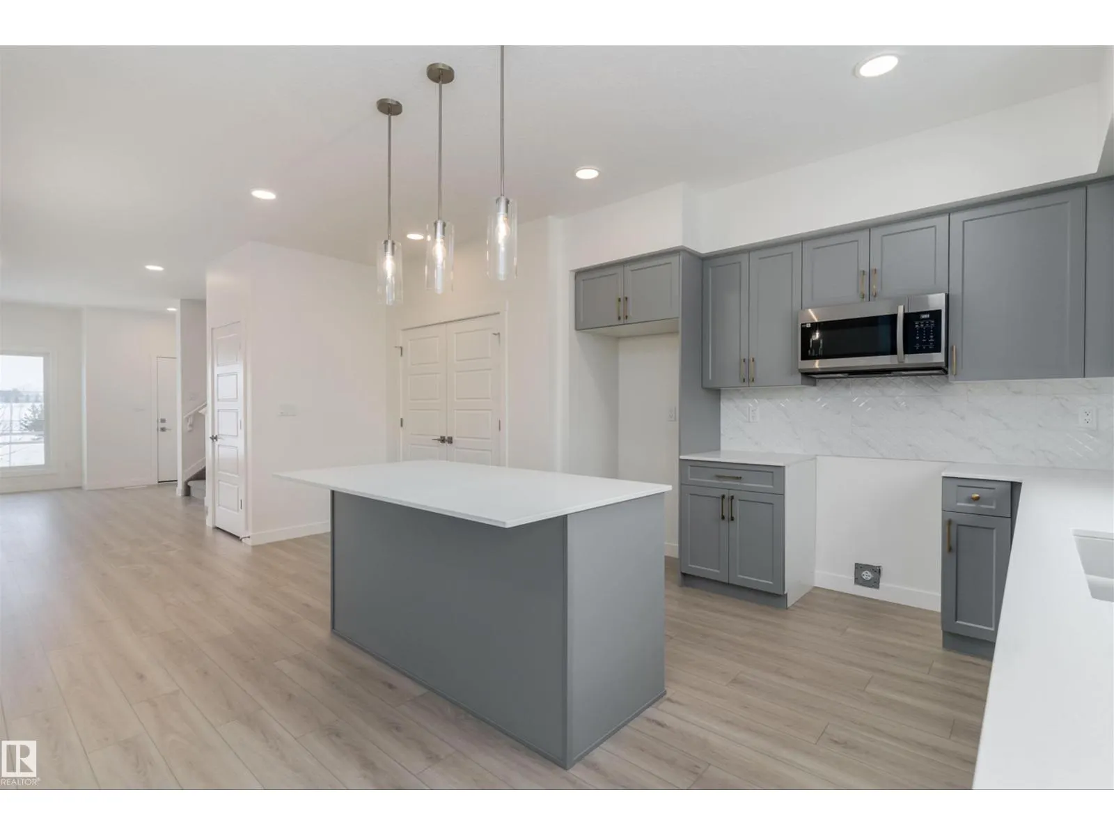 1250 MCLEOD AV