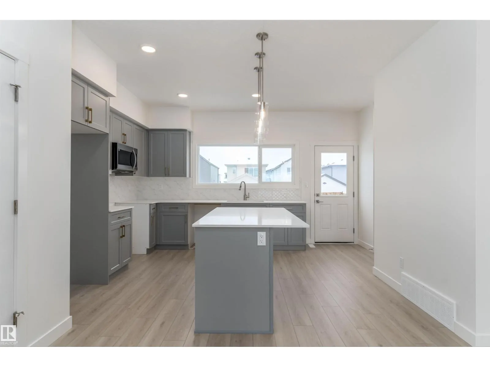 1250 MCLEOD AV