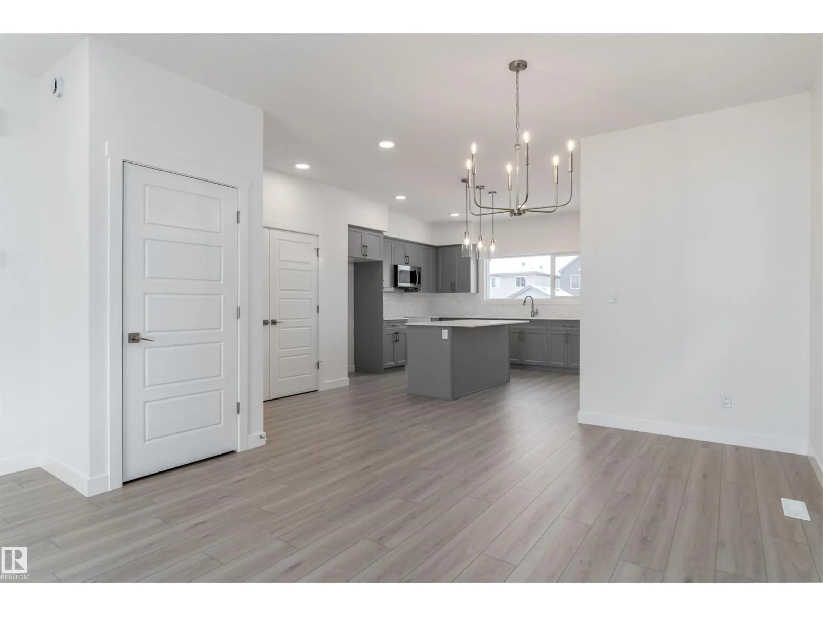 1250 MCLEOD AV