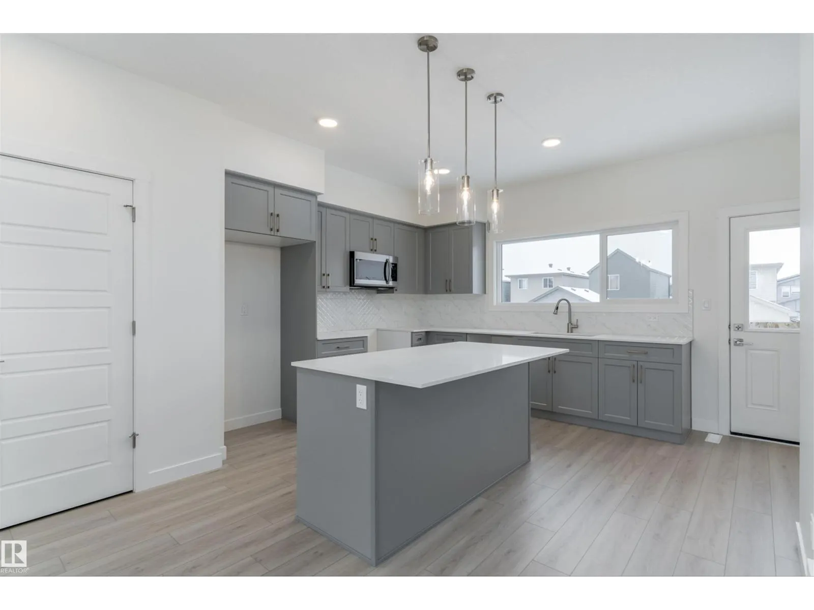 1250 MCLEOD AV