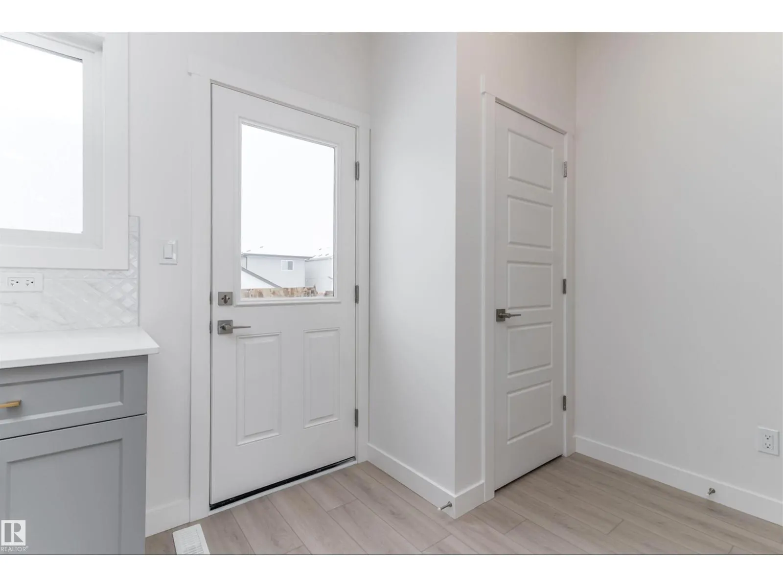 1250 MCLEOD AV