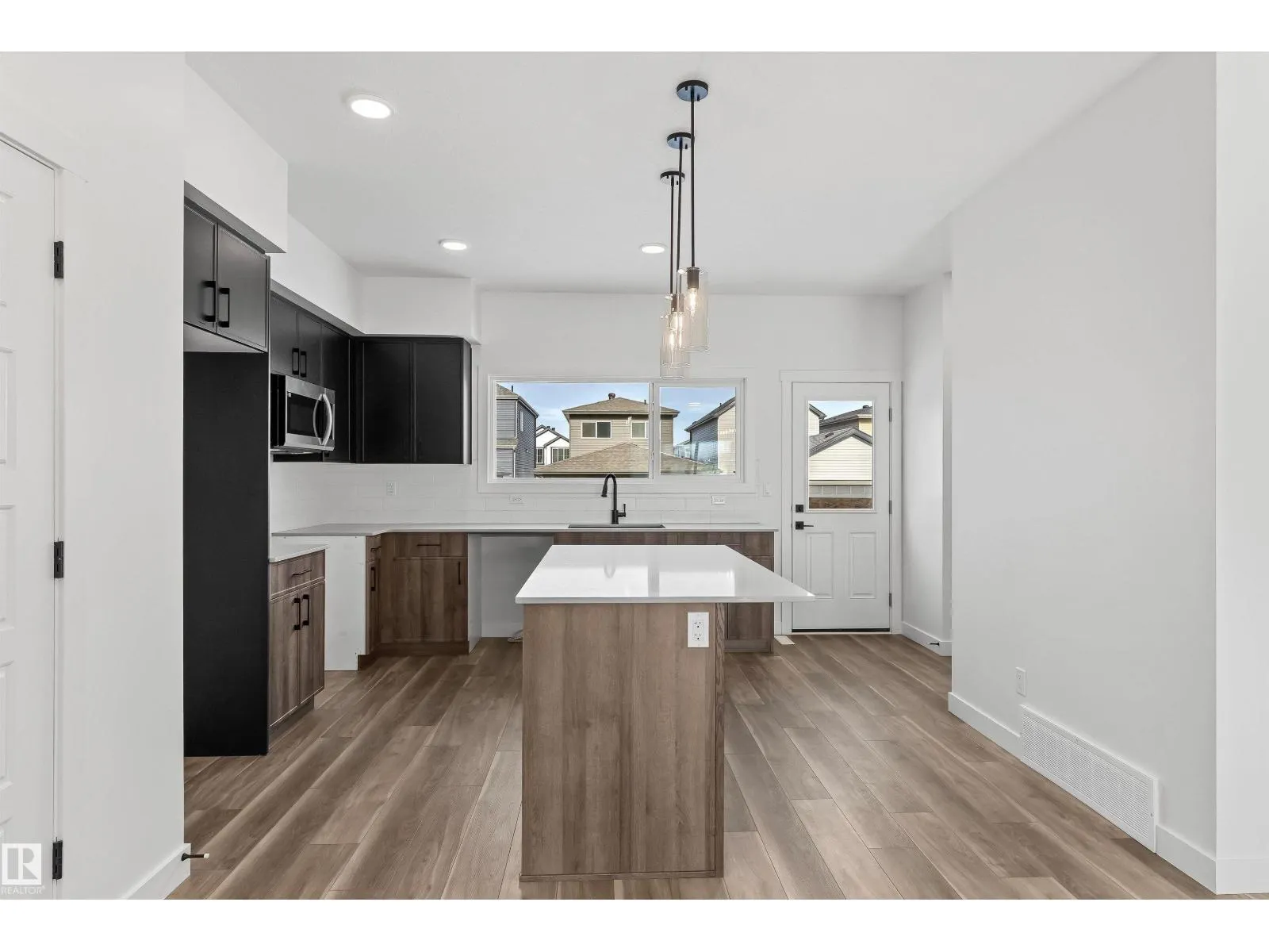 1216 MCLEOD AV