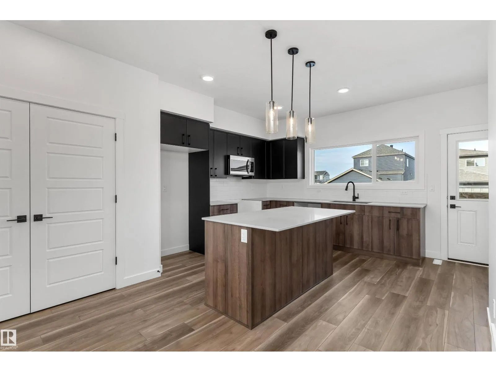 1216 MCLEOD AV