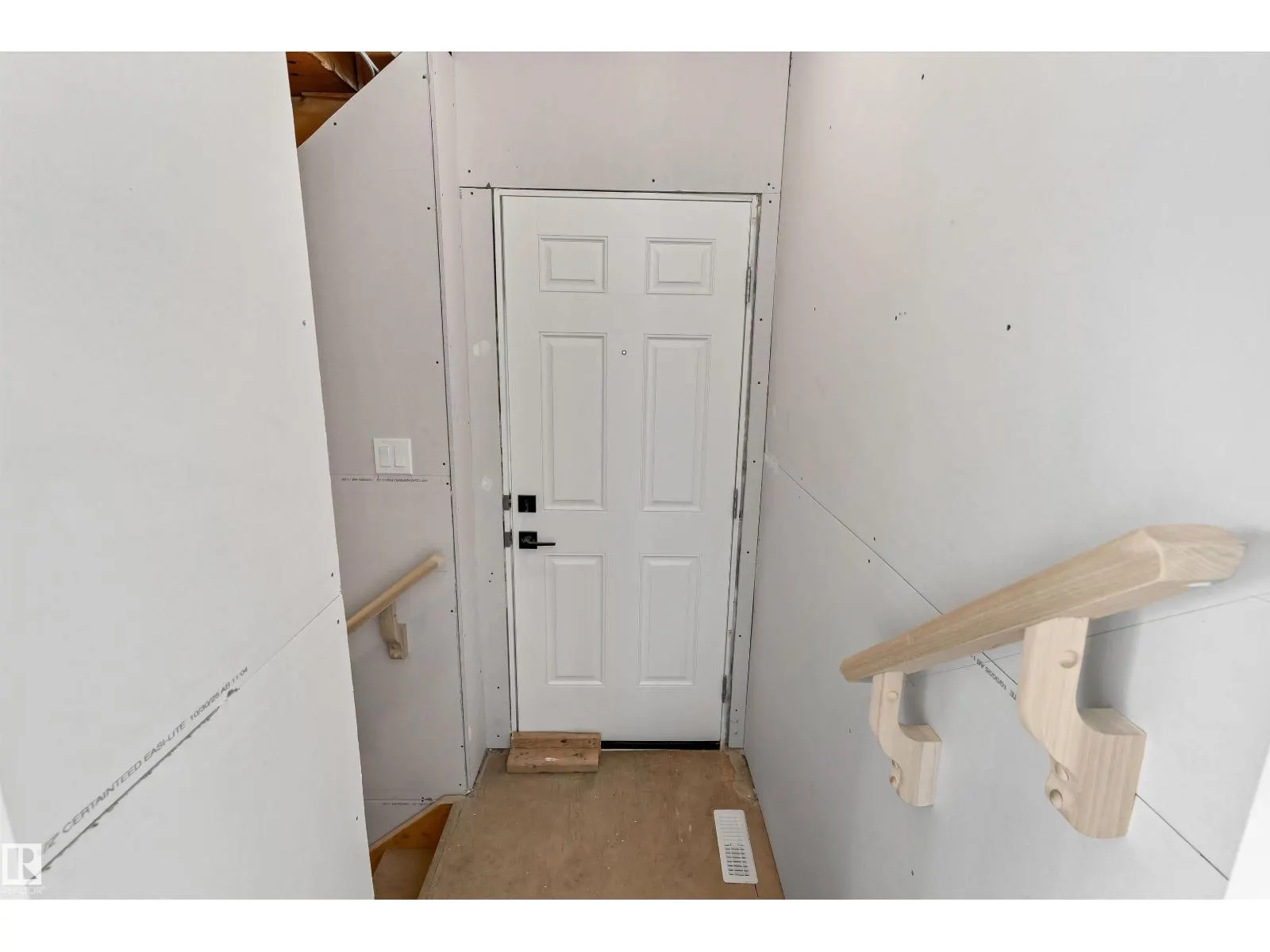 1216 MCLEOD AV