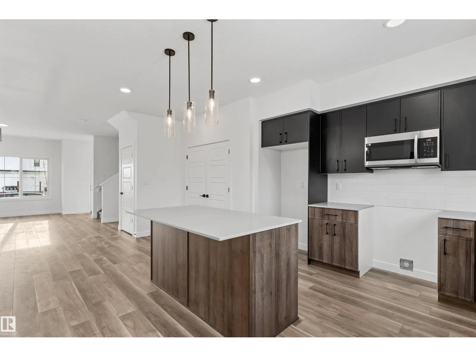 1216 MCLEOD AV