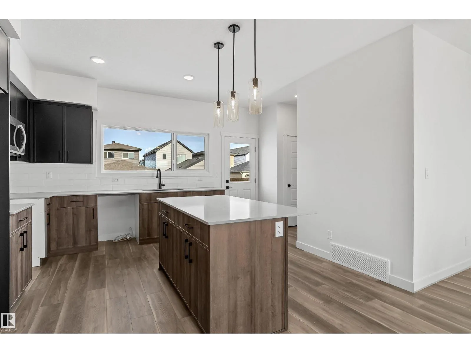 1216 MCLEOD AV
