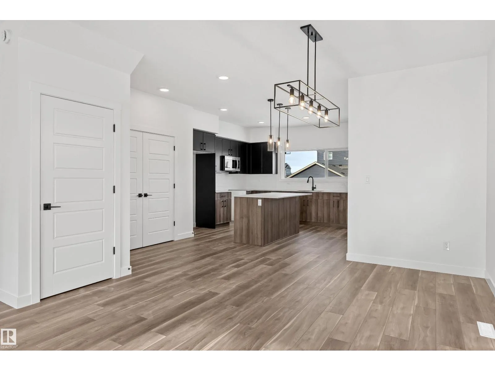 1216 MCLEOD AV