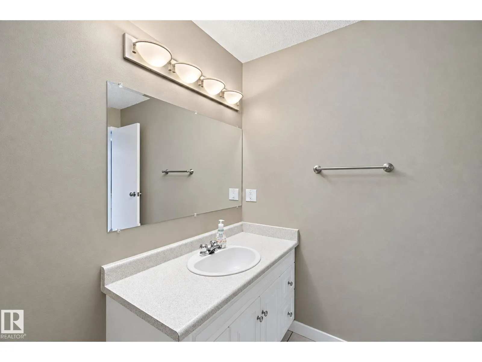 #101 340 Woodbridge WY