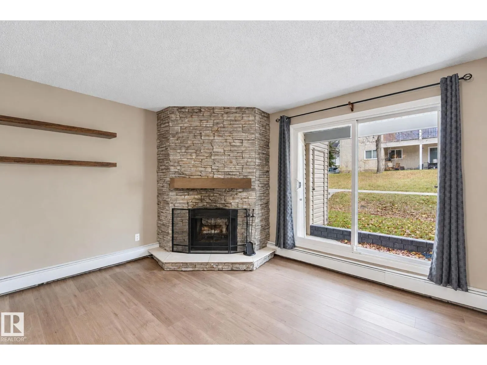 #101 340 Woodbridge WY