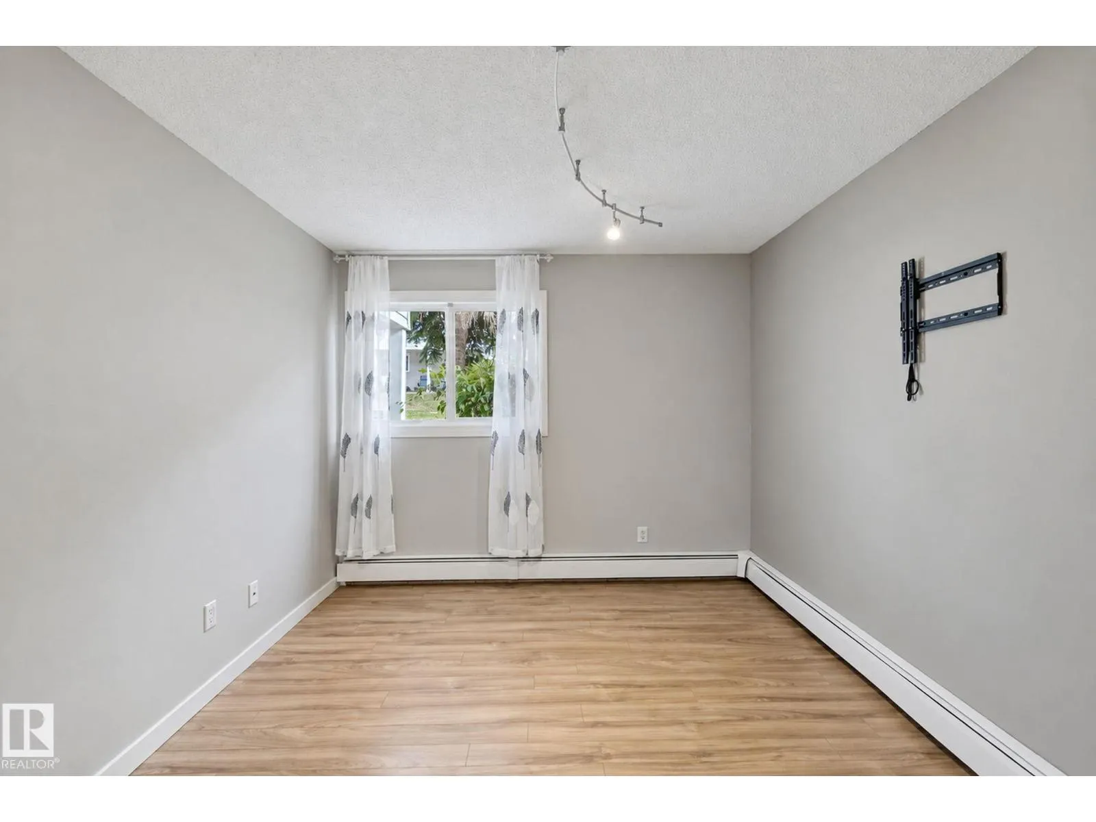 #101 340 Woodbridge WY