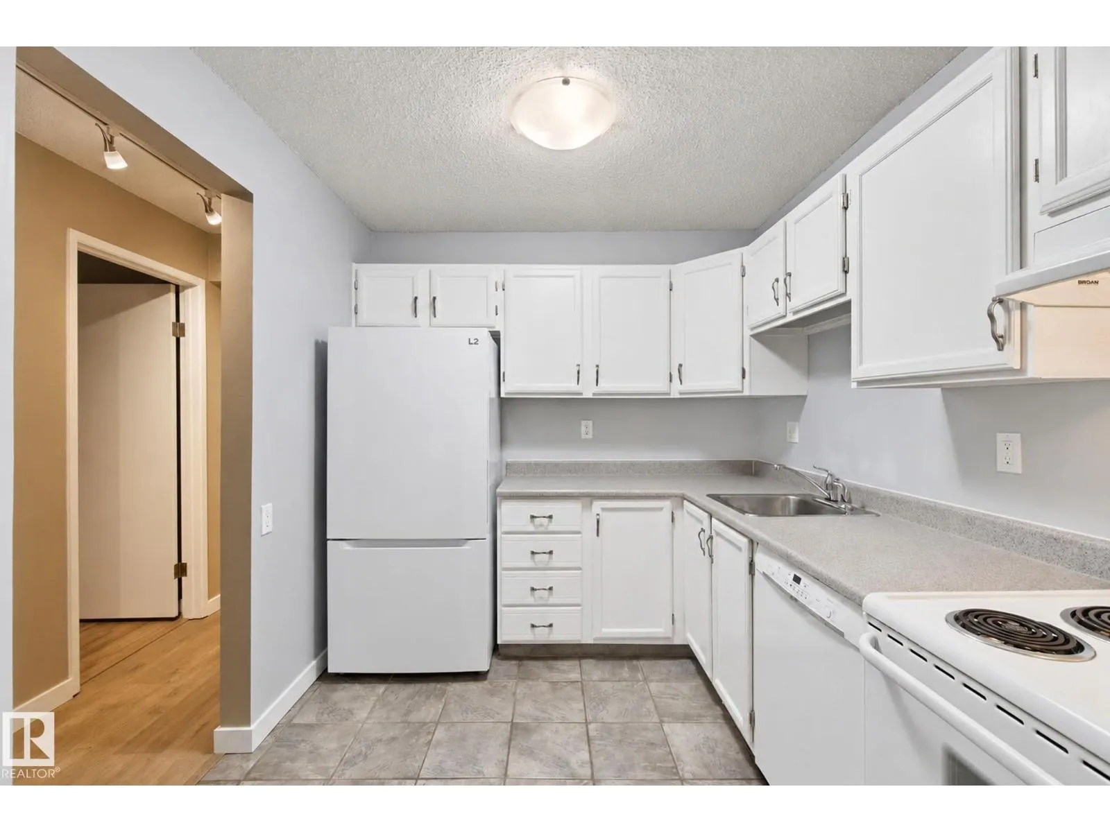#101 340 Woodbridge WY
