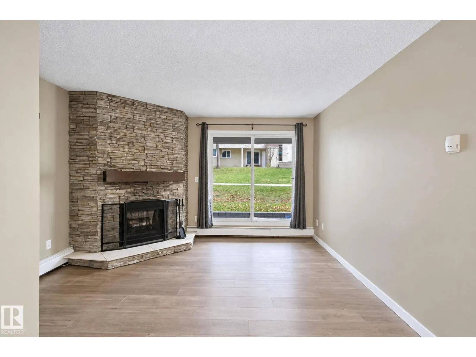 #101 340 Woodbridge WY
