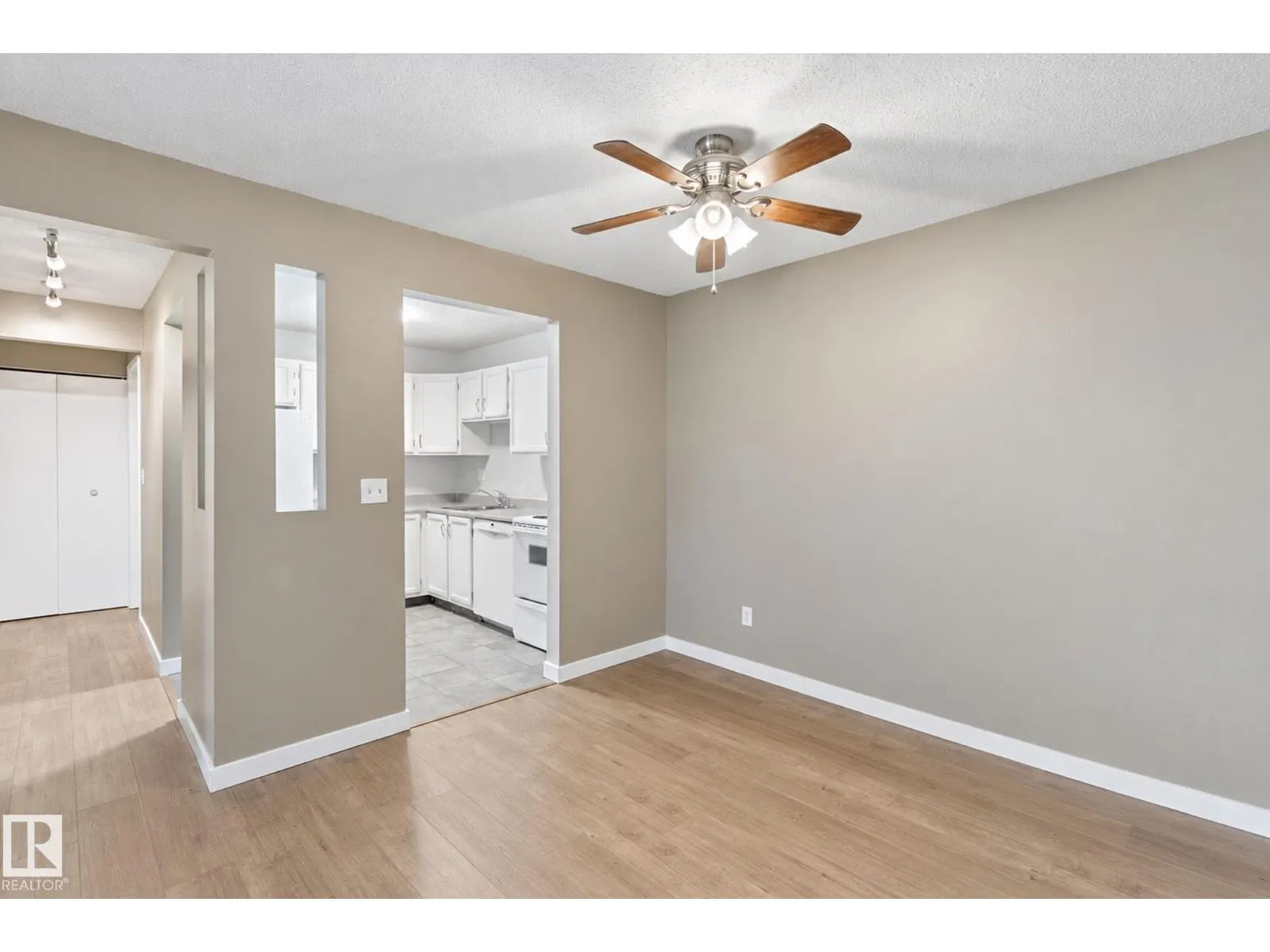 #101 340 Woodbridge WY