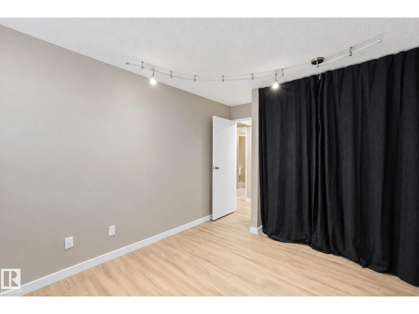 #101 340 Woodbridge WY