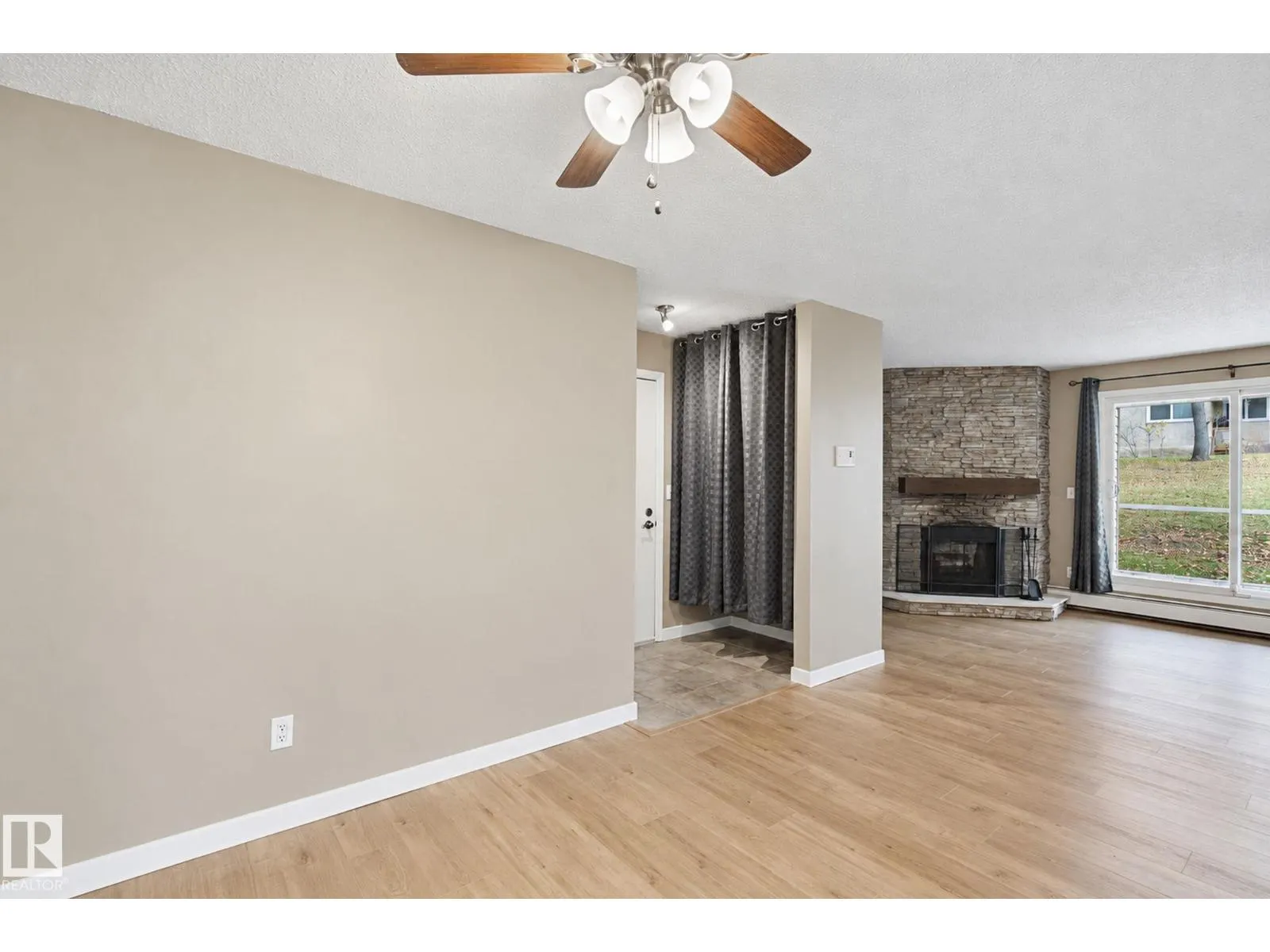 #101 340 Woodbridge WY
