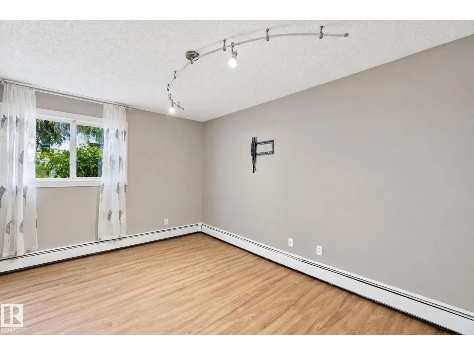 #101 340 Woodbridge WY