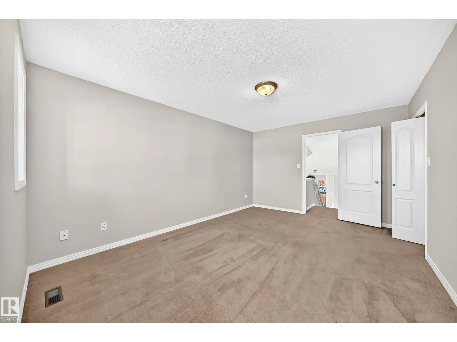 15104 45 ST NW