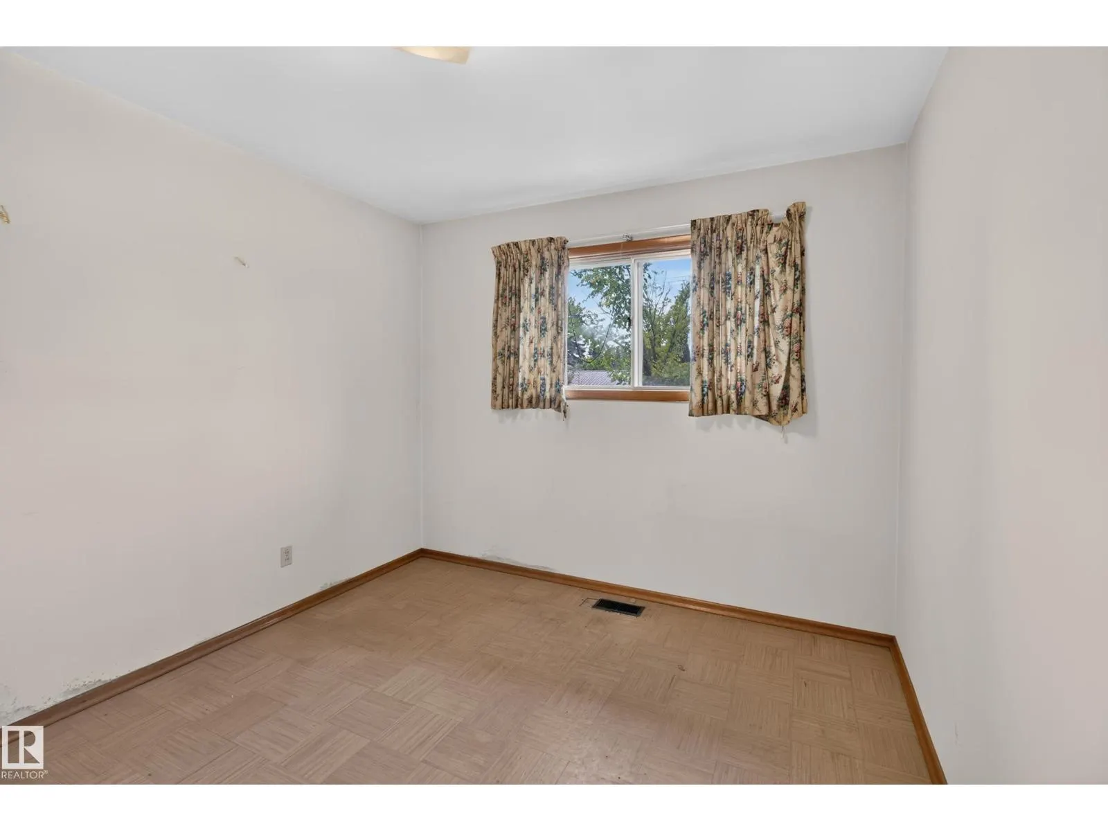 6321 104 AV NW