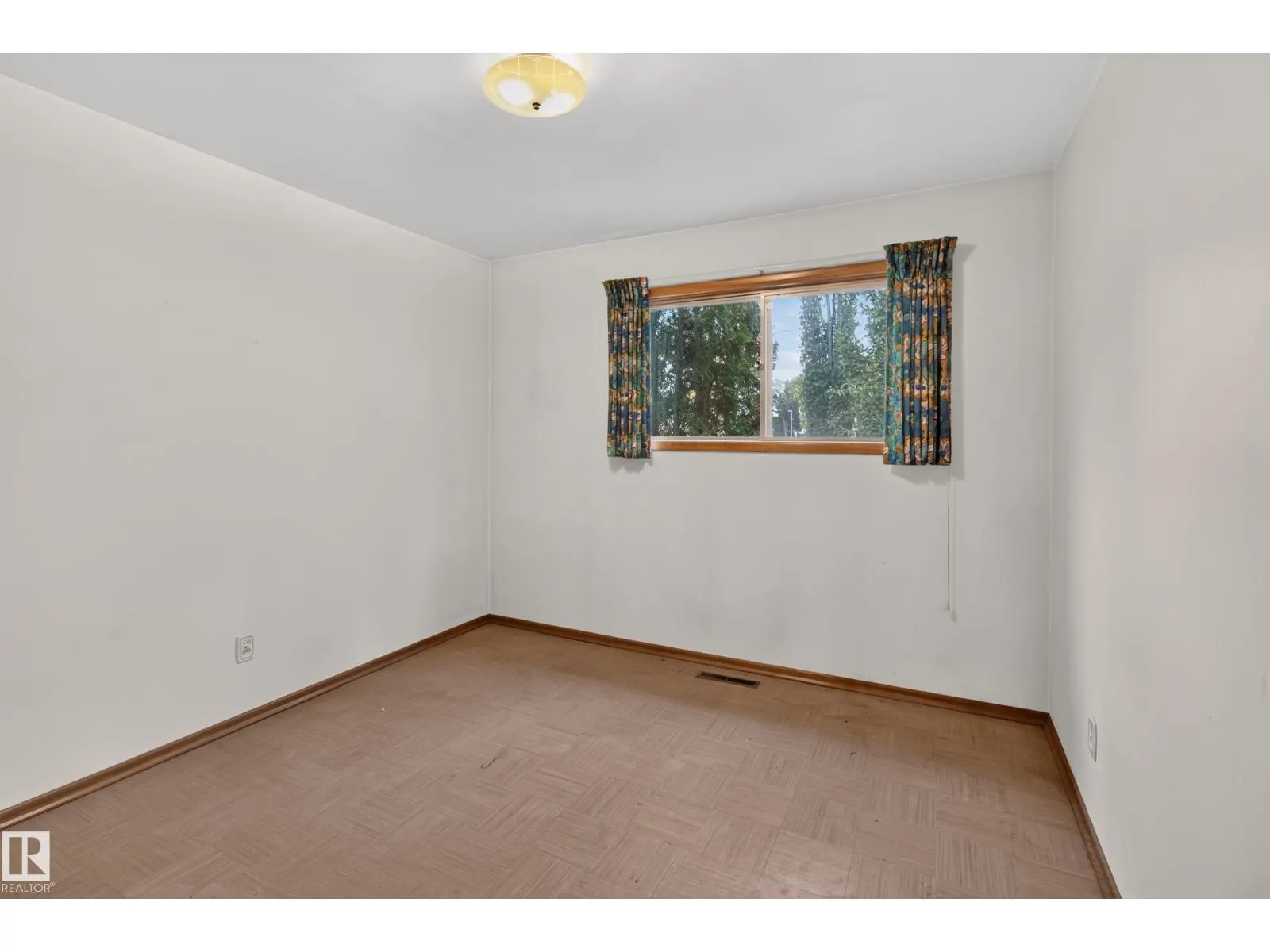 6321 104 AV NW