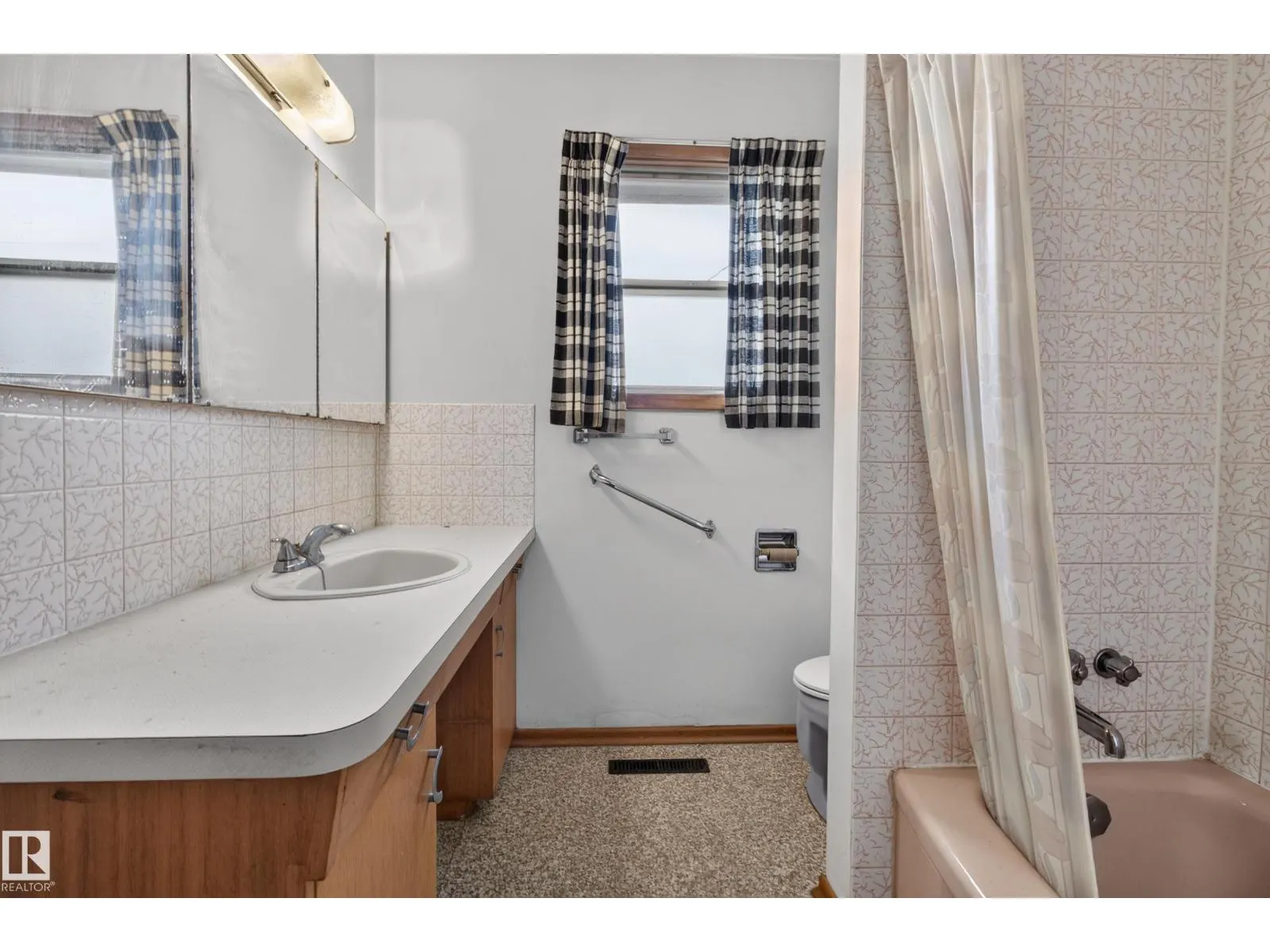 6321 104 AV NW